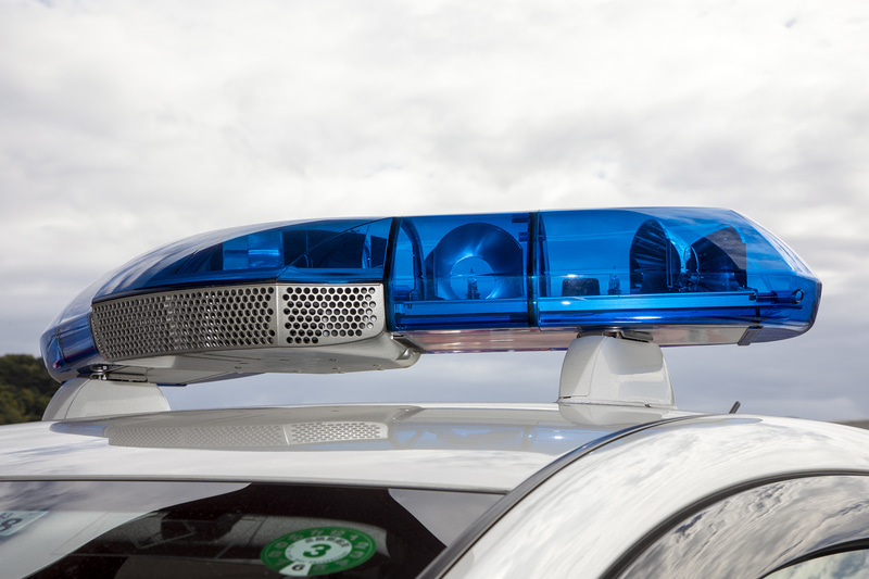 ルーフに付けられた特殊装備の青色回転ライト