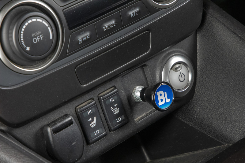 ライトの操作はノブを引いて行なう。リーフという最新のクルマにレトロなスイッチの組み合わせ