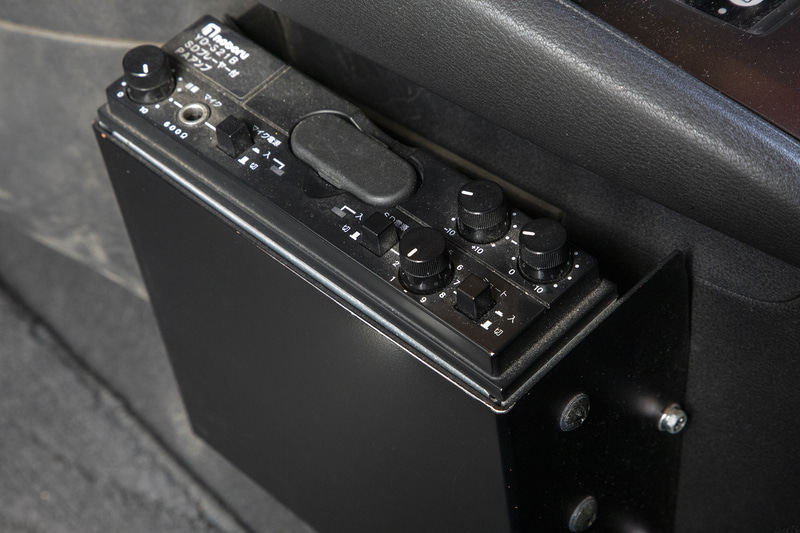 緊急自動車のようなサイレンは鳴らないが、SDプレーヤー付きPAアンプを搭載しているので音声などをスピーカーから流せる