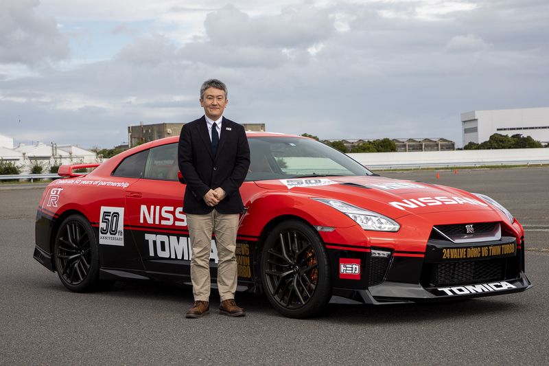 GT-Rの前に立つのは株式会社タカラトミー マーケティング本部 ベーシック事業部 トミカマーケティング部 部長の岸田敬氏
