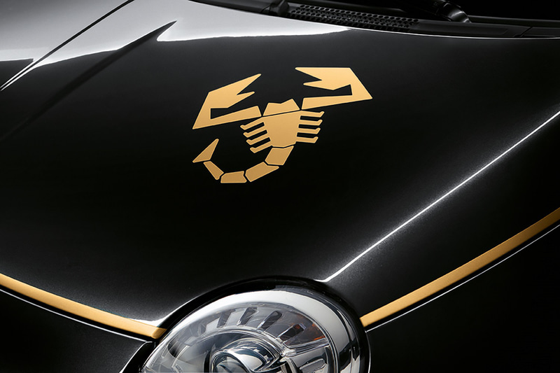 ゴールドのステッカーや、アルミホイール、マットブラックのチェッカードルーフなど、ボディを引き立てる演出が施される