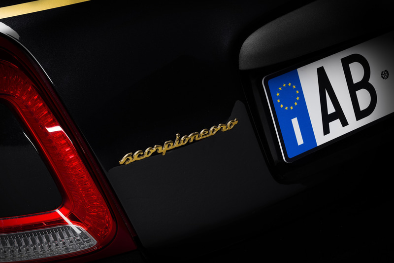 ゴールドのステッカーや、アルミホイール、マットブラックのチェッカードルーフなど、ボディを引き立てる演出が施される