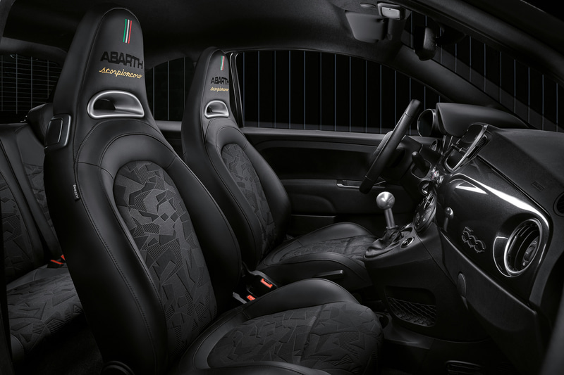 ゴールドで「Scorpioneoro」と刺繍されたシートや限定車ロゴプレートなど、特別感のある装備を採用。さらにBeatsのオーディオシステムを特別採用する