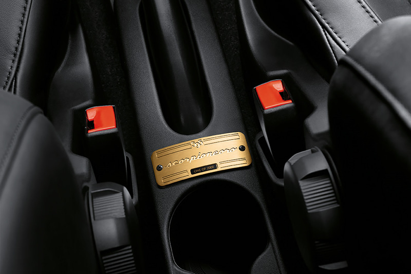 ゴールドで「Scorpioneoro」と刺繍されたシートや限定車ロゴプレートなど、特別感のある装備を採用。さらにBeatsのオーディオシステムを特別採用する