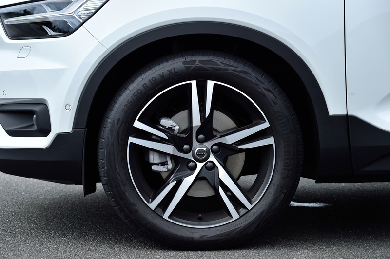 タイヤは前後235/50R19サイズを履く