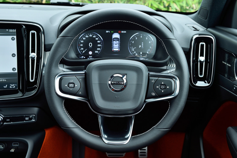 2021年モデルからR-Designには「ステアリングホイール・ヒーター」「リアシート・ヒーター」「ウォッシャー一体型フロントワイパー（ヒーター機能付）」「パワーテールゲート（ハンズフリー・オープニング/クロージング機能付）」、「ラゲッジプロテクションネット」「harman/kardonプレミアムサウンド・オーディオシステム（サブウーファー付）」「ワイヤレス・スマートフォン・チャージ」が標準装備され「パドルシフト」が非装備となった