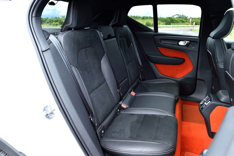 オレンジ色のカーペットはインテリアを明るく彩ってくれる