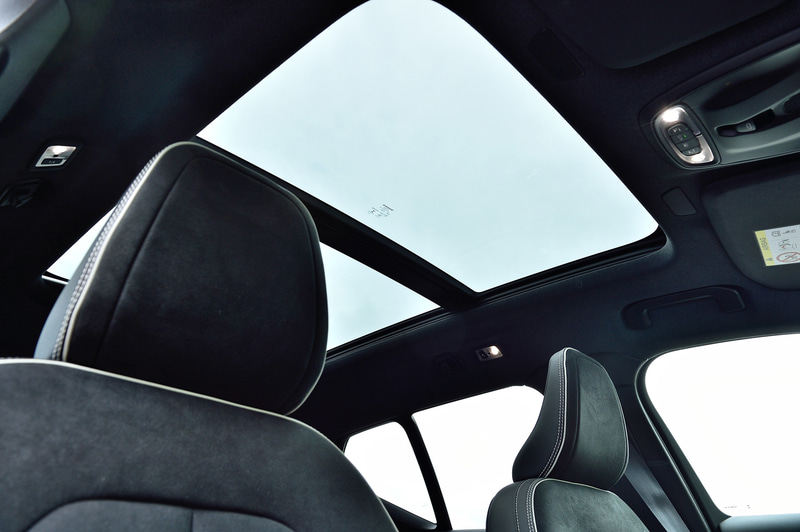 解放感のあるグラスルーフを装備