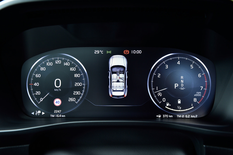 メーターもぱっと見は従来モデルと同じにしか見えないが、右側のメーターのガソリン残量のうえにリチウムイオンバッテリーの残量を表示する電池の形をしたアイコンがある