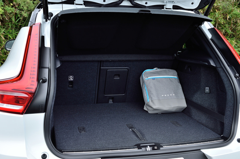 ゆったりと広いラゲージスペースは2重底になっていて利便性も高い。ボルボ防災用バッグは価格29700円