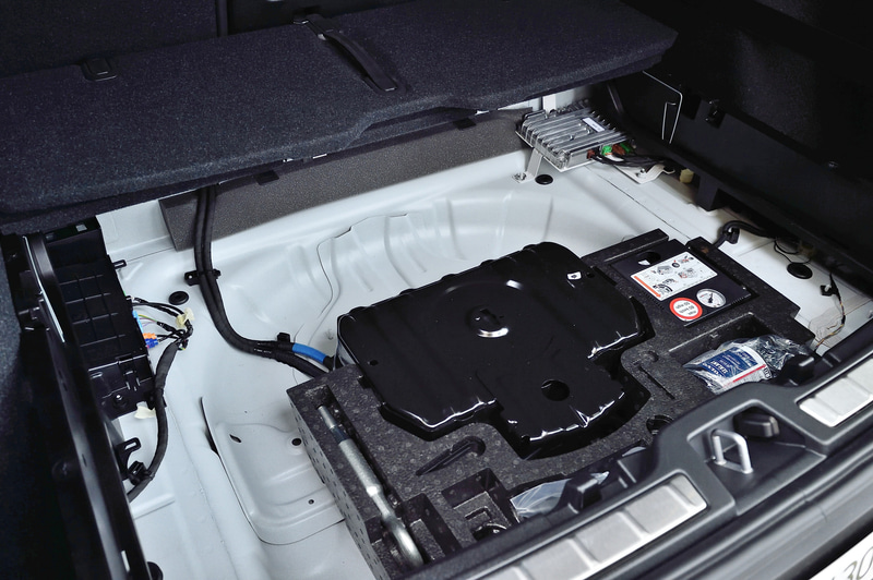 ラゲージスペースの底に0.5kwhのリチウムイオンバッテリーを搭載する