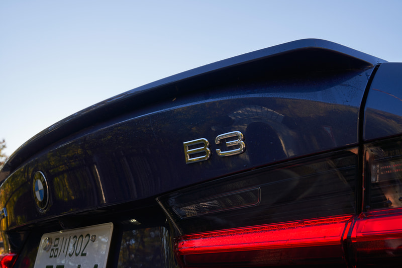 B3 リムジンのボディサイズは4720×1825×1445mm（全長×全幅×全高）、ホイールベースは2850mm。“控えめなエレガンス”というアルピナの哲学に則り、快適な内装、レベルの高いドライビングパフォーマンス、スポーティでも控えめなエクステリアに仕上げている。サスペンションはアルピナの理想とするバランス調和の取れたセットアップにするために、アイバッハ製の専用スプリングと専用スタビライザーを装備