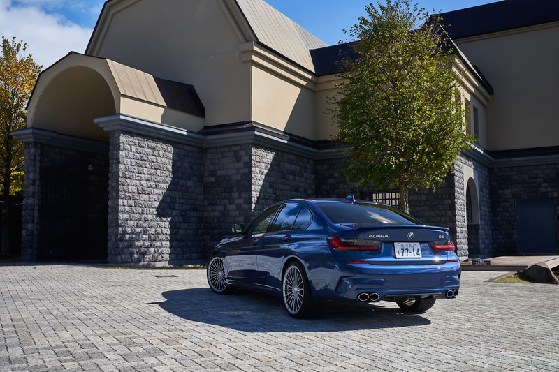 B3 リムジンのボディサイズは4720×1825×1445mm（全長×全幅×全高）、ホイールベースは2850mm。“控えめなエレガンス”というアルピナの哲学に則り、快適な内装、レベルの高いドライビングパフォーマンス、スポーティでも控えめなエクステリアに仕上げている。サスペンションはアルピナの理想とするバランス調和の取れたセットアップにするために、アイバッハ製の専用スプリングと専用スタビライザーを装備