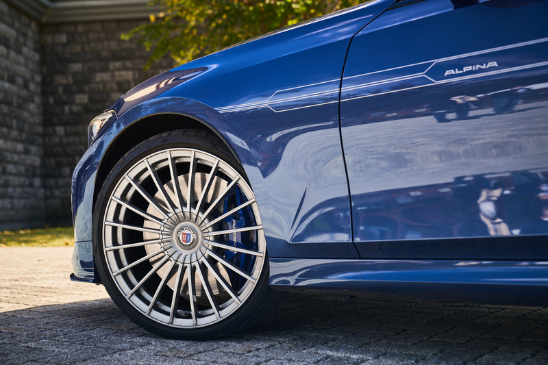 B3 リムジンのボディサイズは4720×1825×1445mm（全長×全幅×全高）、ホイールベースは2850mm。“控えめなエレガンス”というアルピナの哲学に則り、快適な内装、レベルの高いドライビングパフォーマンス、スポーティでも控えめなエクステリアに仕上げている。サスペンションはアルピナの理想とするバランス調和の取れたセットアップにするために、アイバッハ製の専用スプリングと専用スタビライザーを装備