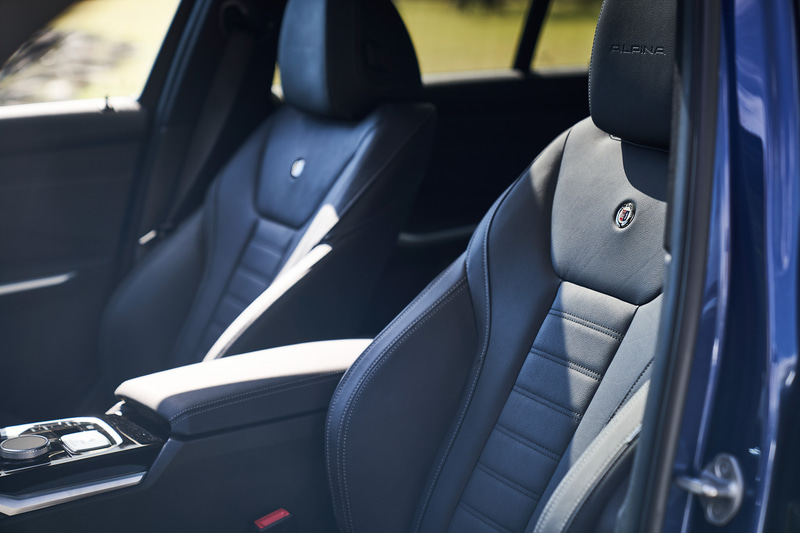 室内ではヴァーネスカ・レザーのシートを採用するとともに、新しいアルピナ・デザインのフルカラーのデジタル・メーター・ディスプレイなども装備する