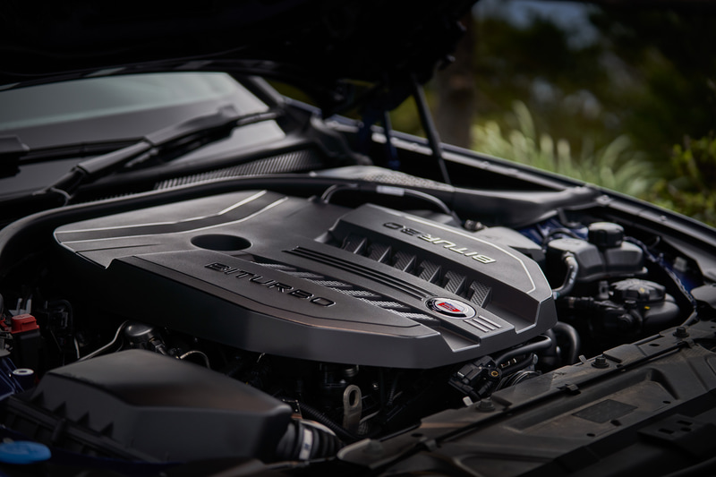 搭載する直列6気筒3.0リッター ビ・ターボエンジンは、最高出力340kW（462PS）/5500-7000rpm、最大トルク700Nm（71.4kgfm）/2500-4500rpmを発生。最高速は303km/h、0-100km/h加速は3.8秒とアナウンスされている。トランスミッションは8速スポーツ・オートマチック