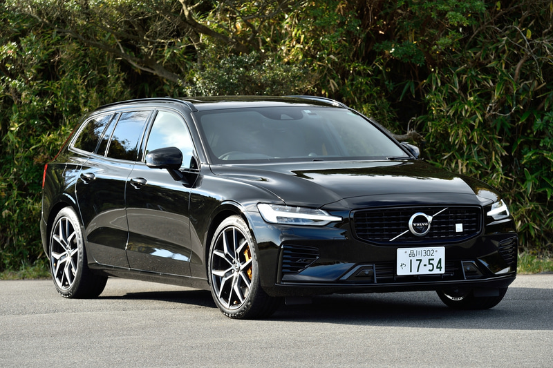 プラグインハイブリッドモデルとなる「V60 T8 ポールスター エンジニアード」（919万円）。ボディサイズは4760×1850×1435mm（全長×全幅×全高）、ホイールベースは2870mm。最小回転半径は5.7m