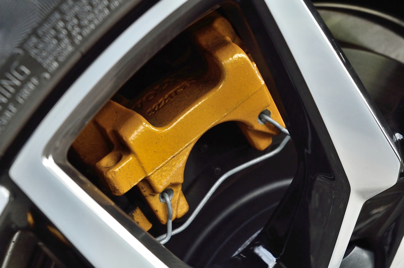 ポリッシュド/ブラックとなる専用デザインの19インチ 5Yスポーク 鍛造アルミホイールを装着。タイヤは235/40R19サイズのコンチネンタル「PremiumContact 6」。ゴールドのブレーキキャリパーが目を引くブレーキシステムも専用で、フロントはブレンボ製6ピストン・フロントブレーキキャリパーとスリット入りベンチレーテッドディスク（371mm）となる