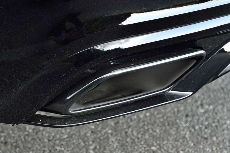 エンドパイプはブラッククローム仕上げの専用品