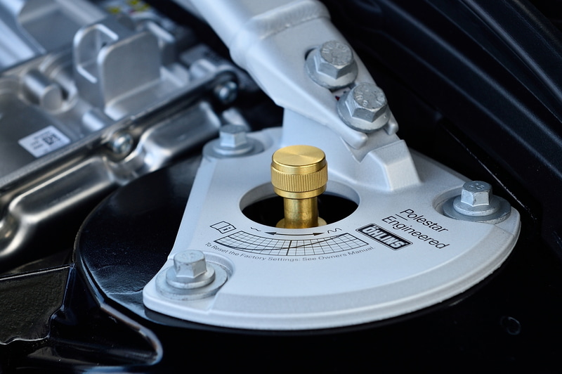 減衰力が22段階で手動調整できるオーリンズのデュアル・フロー・バルブ・ショックアブソーバーを採用