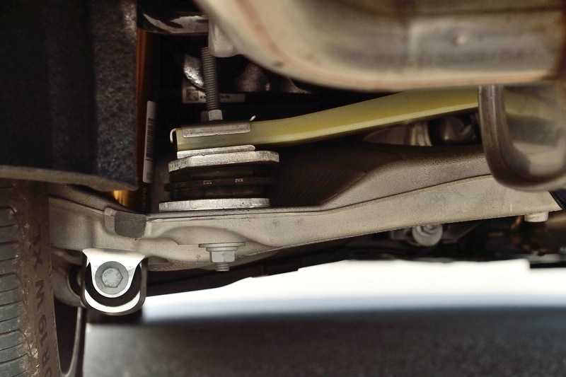 減衰力が22段階で手動調整できるオーリンズのデュアル・フロー・バルブ・ショックアブソーバーを採用