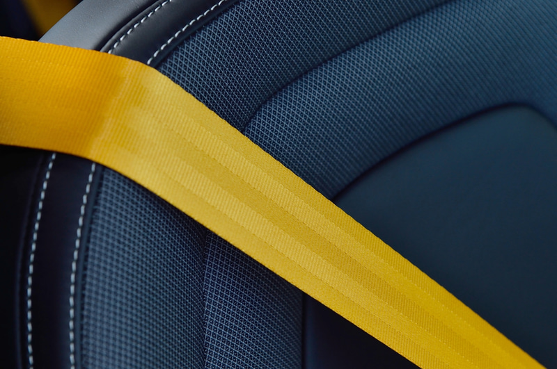 シートはオープングリッドテキスタイル/レザー・コンビネーション。ゴールドカラーのシートベルトが目を引く