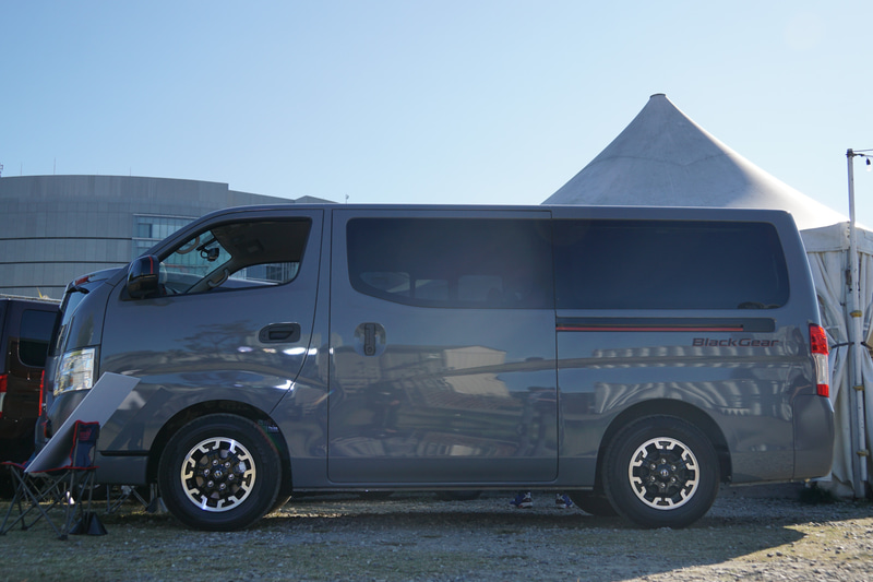 NV350キャラバン プレミアムGX BLACK GEARは、NV350キャラバンの上級グレードである「プレミアムGX」をベースに、キャンプや釣り、自転車など、こだわりの趣味をもつユーザーに向けて遊び心のある仕様を取り入れた特別仕様車。価格は319万2200円～411万1800円