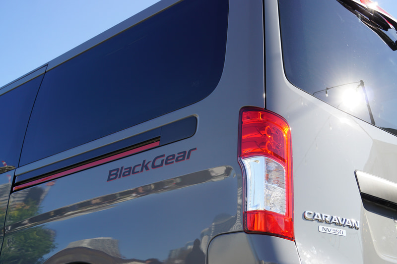 写真のボディカラーはNV350キャラバン プレミアムGX BLACK GEAR専用色となる新色「ステルスグレー」。そのほか「ブリリアントホワイトパール」「ファントムブラック」の3色を設定