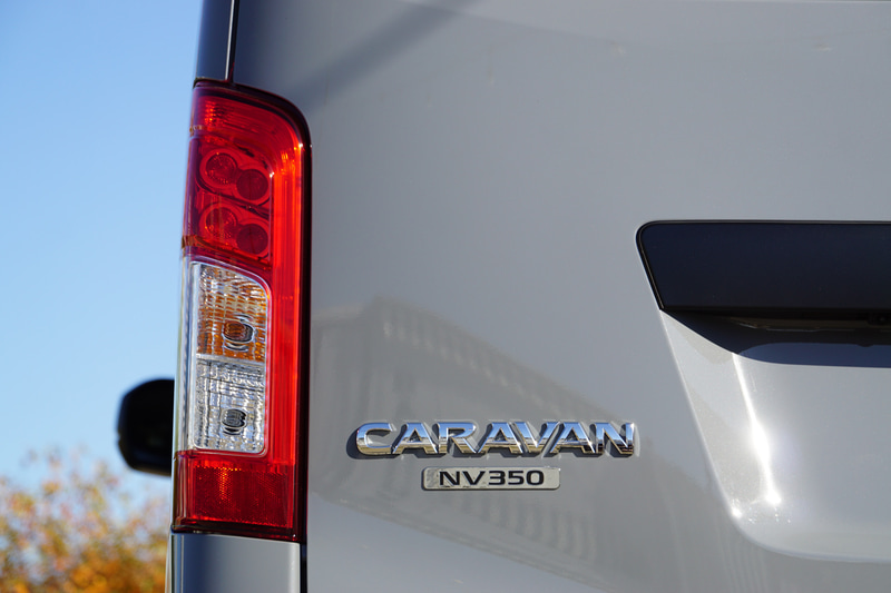 写真のボディカラーはNV350キャラバン プレミアムGX BLACK GEAR専用色となる新色「ステルスグレー」。そのほか「ブリリアントホワイトパール」「ファントムブラック」の3色を設定