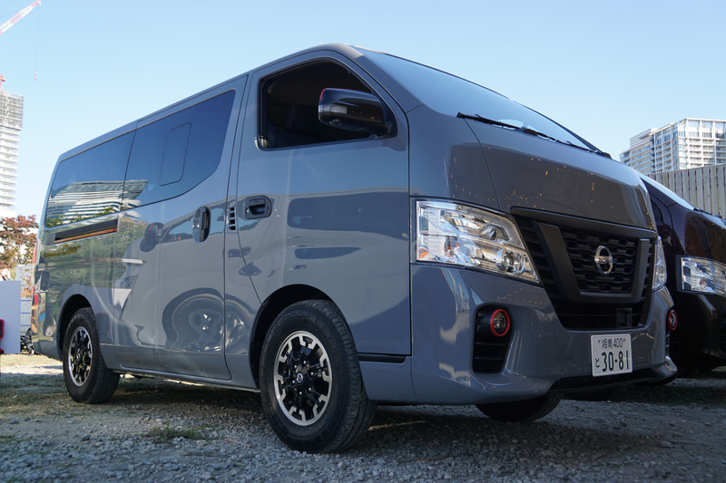 エクステリアは、ブラック基調の加飾を施した「ダークグレーメタル調グリル」やドアミラー、ドアハンドルを採用。フォグランプやドアミラーには、スポーティな印象を与えるオレンジ色の加飾を施してアクセントとするとともに、15インチのアルミホイールを装備して高級感を演出