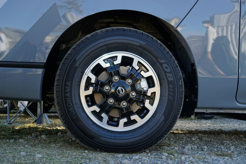 エクステリアは、ブラック基調の加飾を施した「ダークグレーメタル調グリル」やドアミラー、ドアハンドルを採用。フォグランプやドアミラーには、スポーティな印象を与えるオレンジ色の加飾を施してアクセントとするとともに、15インチのアルミホイールを装備して高級感を演出