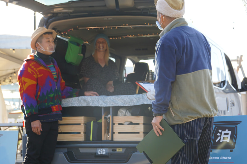 西村さんと水野さんが生徒役となって、4名のNV350キャラバンの活用方法を学んだ
