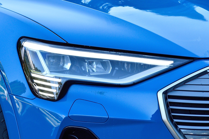 e-tron特有の水平基調のデイタイムランニングライトが、マトリクスLEDヘッドライトとともにライトまわりのデザインを演出