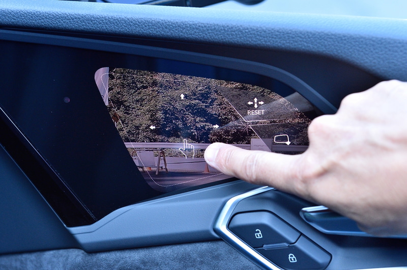 Aピラーに取り付けられたカメラの映像を、車内のOLEDタッチスクリーンに表示するバーチャルエクステリアミラーをアウディとして初採用。夜間でも高い視認性を確保するとともに、空力性能を考慮したデザインにより、航続距離にも寄与している。カメラの角度は車内のタッチスクリーンから操作可能