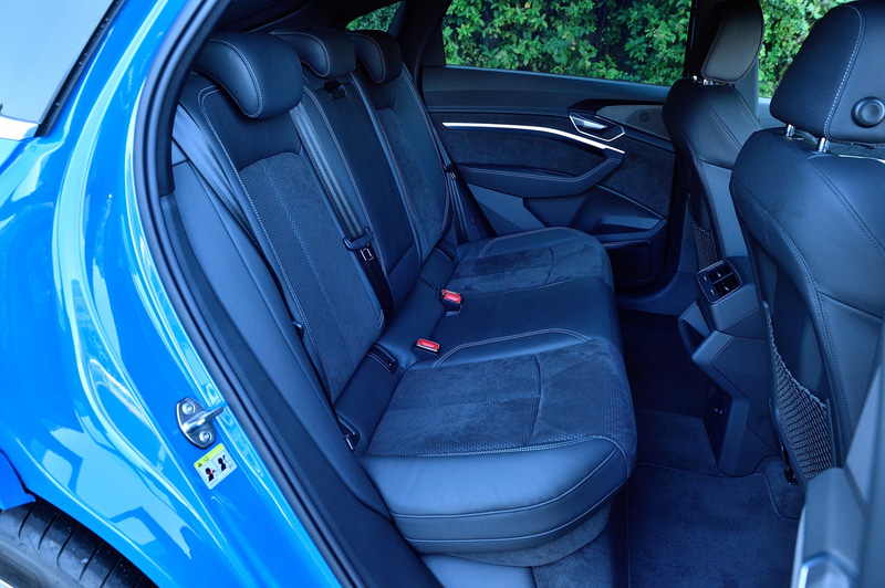 e-tron スポーツバックはフロントスポーツシートを採用。シート表皮はアルカンターラ/レザーS lineロゴ