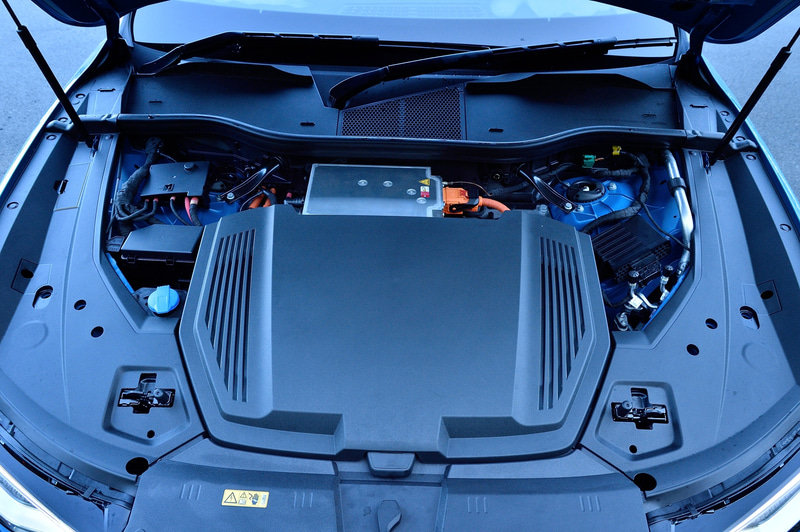 ボンネットには収納スペースを設定。写真では普通充電用ユニットの「e-tron Charging Kit」（家庭での使用には別途充電設備工事が必要）が入っている。収納スペースの下にはパンク修理キットが収まる