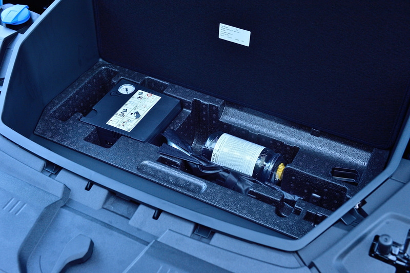 ボンネットには収納スペースを設定。写真では普通充電用ユニットの「e-tron Charging Kit」（家庭での使用には別途充電設備工事が必要）が入っている。収納スペースの下にはパンク修理キットが収まる