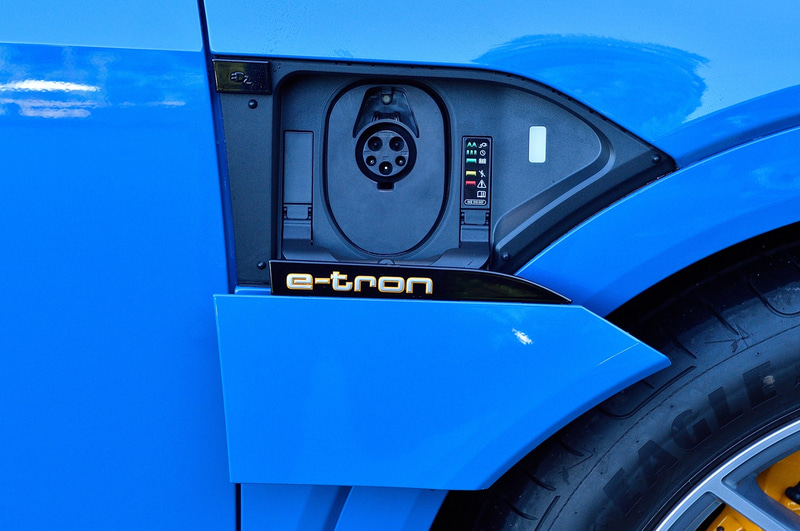 助手席側には最大50kWのCHAdeMO対応急速充電用ソケットを、運転席側には最大8kWの普通充電用ソケットを配置