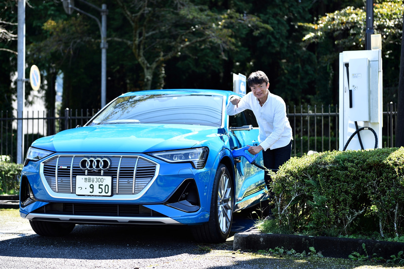 助手席側には最大50kWのCHAdeMO対応急速充電用ソケットを、運転席側には最大8kWの普通充電用ソケットを配置