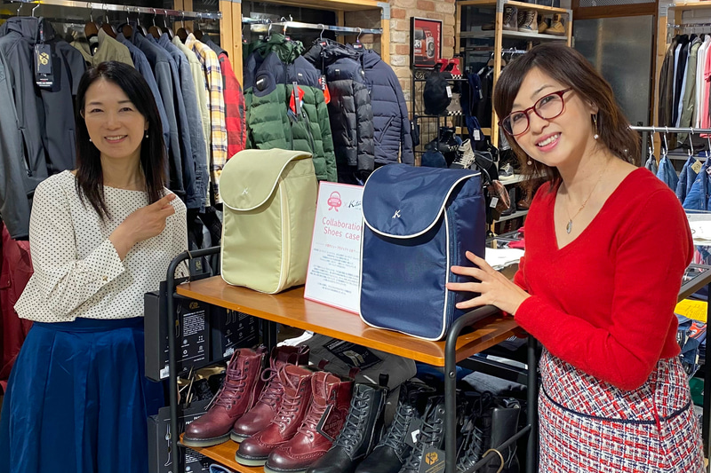 11月3日、キタムラと＃置きシューがコラボして生まれたシューズケースがついに発売となり、吉田由美さんと一緒にモトーリモーダ銀座店へ駆けつけてきました！　オシャレなアパレルがたくさん並ぶ中、こんなに素敵にディスプレイしていただいて、感激です！　シューズケースはダークブルーとベージュの2色があり、価格は1万3000円。クルマのヘッドレストに引っ掛けたり、旅行スーツケースにつなげても持ち歩きやすくなっているので、奥様やお母様、彼女へのプレゼントにもぜひ