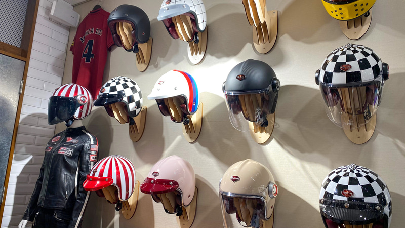 モトーリモーダ銀座店の店内は、見ているだけでも楽しいのですが、とくに壮観なのはこのヘルメットコーナー。シャネルのCMでも使われたという、ベージュのヘルメットは由美さんも狙っているそうです（笑）