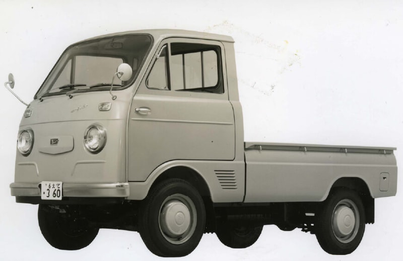 2代目（トラック）1964年4月：経済成長に合わせハイゼットの需要が著しく伸長していた中、荷台をフルに使えるタイプへの要望に応え、フロントエンジンのキャブトラックとして2代目を発売。エンジンを座席下に配置することで、荷室とキャビンの最大化を実現。1965年にはハイゼット カーゴの基となるキャブバンタイプを発売