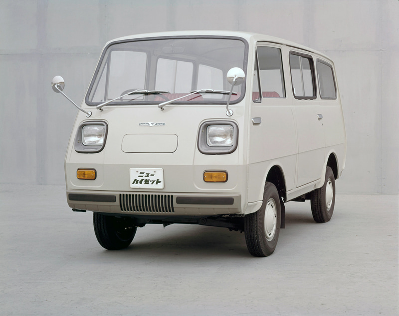 3代目（バン）1968年5月：トラックと同時にバンタイプもフルモデルチェンジ。バンタイプには独立懸架式サスペンションを採用し、乗用車並みの乗り心地を確保。また、1970年の大阪万博では、ハイゼットバンのシャシーをベースとした遊覧用電気自動車が活躍した