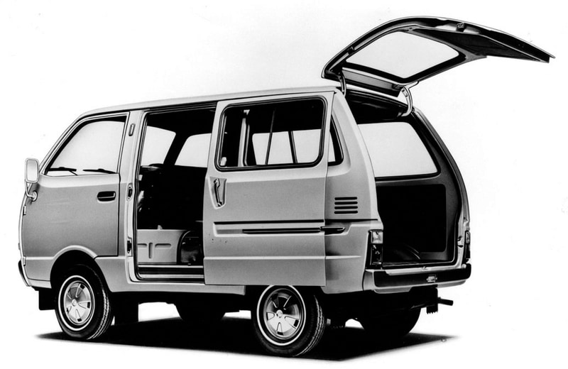 4代目（トラック）1971年9月：積載性、乗り心地や居住性などを向上。また翌1972年に、軽ライトバンで初めてスライド式ドアを採用した「ハイゼットスライドバン」を発売して利便性を向上。この頃は電気自動車にも積極的に取り組み、4代目では急速充電システム付きの「クイックチャージ式電気自動車」を開発、1976年の大阪国際見本市に出展