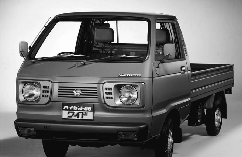 5代目（トラック）1977年4月：排気量、全長・全幅・全高を拡大した新規格軽自動車「ハイゼット55（ゴーゴー）ワイド」を発売し、翌月にはバンもフルモデルチェンジ。当時は公害問題に伴い、自動車に対して高い環境対応が求められ、非常に厳しい排出ガス規制に対応できるAB型550ccエンジンを新開発してハイゼットにも搭載