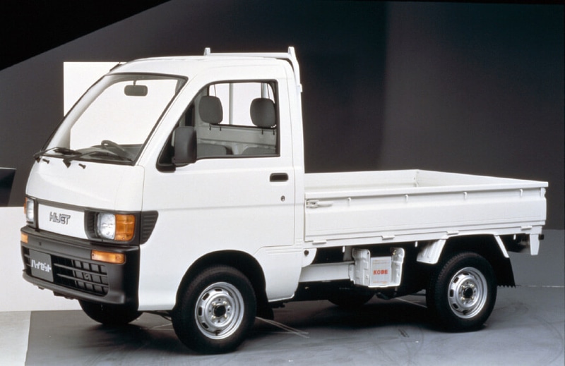 8代目1994年1月（トラック）：1991年に実施された軽自動車規格変更に伴いフルモデルチェンジ。新開発のEF型660ccエンジンを搭載し、快適な走行性能を実現するとともに、積載性や使い勝手など、全方位で性能を向上。また、1980年代からハイゼットの海外生産が始まり、インドネシアやマレーシアでハイゼットベースの現地専用車を生産