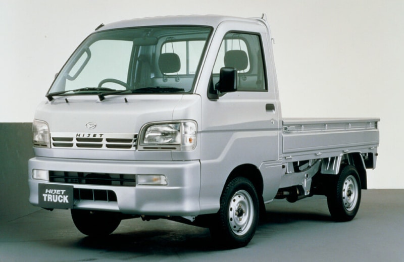 9代目(トラック・バン)1999年1月:安全性の向上を主眼とした1998年の軽自動車規格変更に合わせ、全長・全幅を拡大しフルモデルチェンジし、ハイゼット トラックへ名称を変更。取りまわしのしやすいフルキャブスタイルを踏襲しながら、新国内衝突安全基準をクリアしたトップクラスの安全性を実現。また新開発エンジンを採用し、環境性能と走行性も向上。バンも同時にフルモデルチェンジし、ハイゼット カーゴへ名称変更。イタリア人デザイナーであるジウジアーロ氏のデザインを採用し、トラック同様に安全性や走行性能を向上