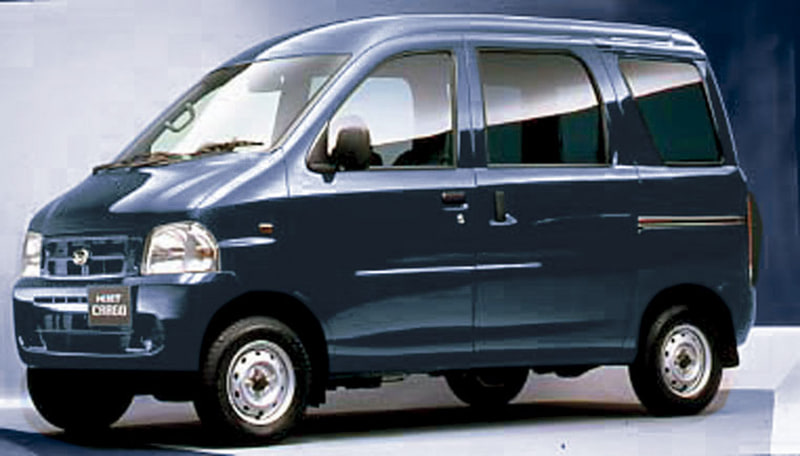 9代目(トラック・バン)1999年1月:安全性の向上を主眼とした1998年の軽自動車規格変更に合わせ、全長・全幅を拡大しフルモデルチェンジし、ハイゼット トラックへ名称を変更。取りまわしのしやすいフルキャブスタイルを踏襲しながら、新国内衝突安全基準をクリアしたトップクラスの安全性を実現。また新開発エンジンを採用し、環境性能と走行性も向上。バンも同時にフルモデルチェンジし、ハイゼット カーゴへ名称変更。イタリア人デザイナーであるジウジアーロ氏のデザインを採用し、トラック同様に安全性や走行性能を向上