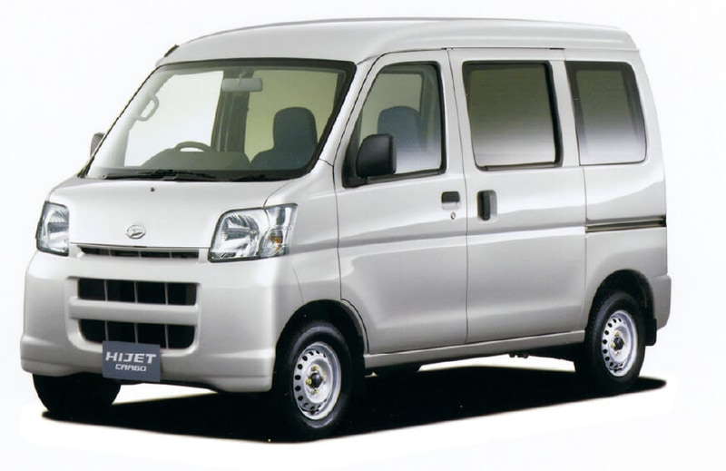 現行10代目（バン）2004年12月：トラックとは別プラットフォームを採用し、フルモデルチェンジ。ダイハツ車体（現ダイハツ九州）の大分中津にできた新工場の最初の生産車種。デザインを一新するとともに、クラストップのロングホイールベースなどで安定性を向上。また、2017年にマイナーチェンジし、予防安全機能「スマートアシスト」を採用