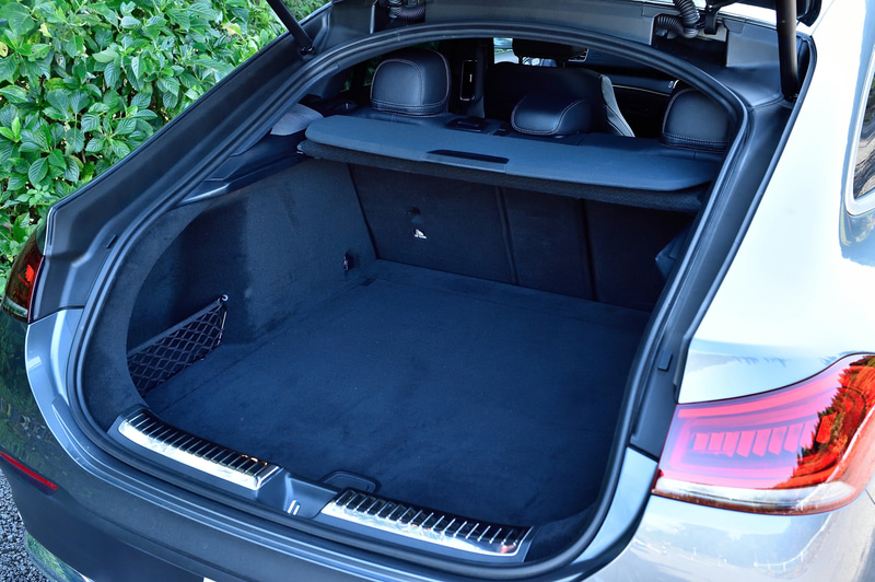 GLE クーペは先代モデルからホイールベースが20mm拡大され、広く快適な室内空間を実現。ホイールベースの伸長により、乗降性が向上するとともに乗員のレッグルームを確保し、室内の収納スペース容量は合計40L増加。また、ラゲッジルームの容量は655～1790Lと先代モデルより70L増加した。AIRMATIC サスペンションを標準装備し、荷物を積み下ろす際にはボタンを押すだけでテールエンドを50mm下げる機能も備える